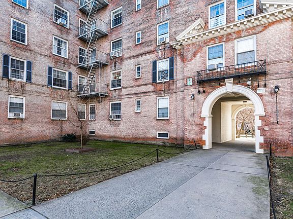 3rd image of 3047 Hobart St APT 2I