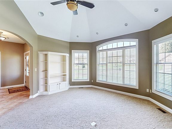 4th image of 562 Green Valley Dr