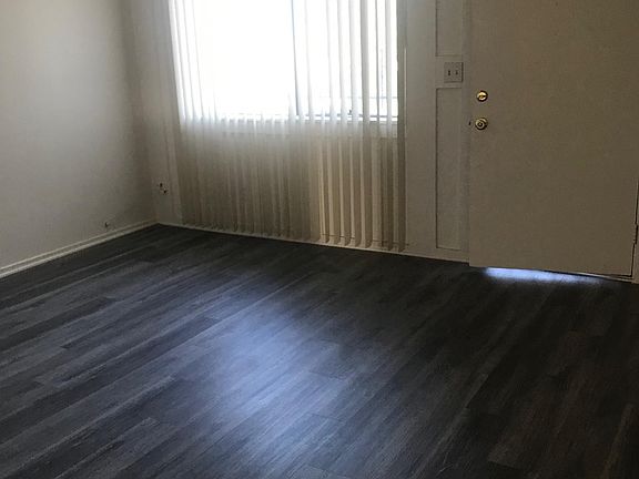 5th image of 2441 S Orange Dr
