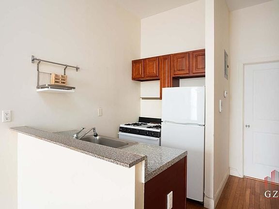3rd image of 133 E 110th St APT 10
