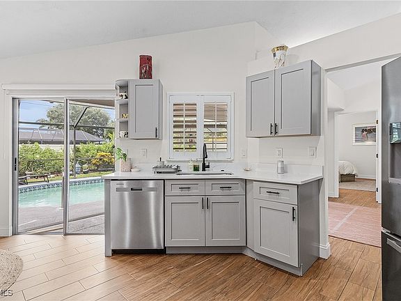 5th image of 527 SE 36th St