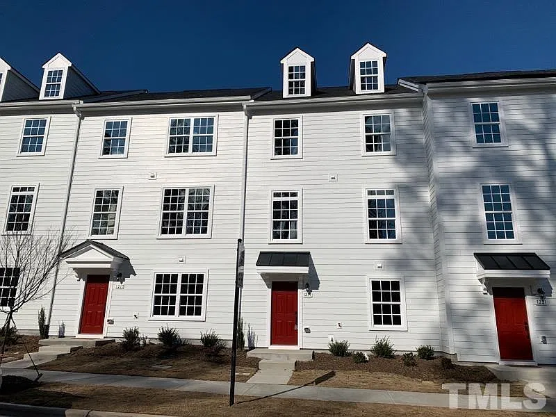 3 bed, 2.5 bath, $2,250 — Photo 2