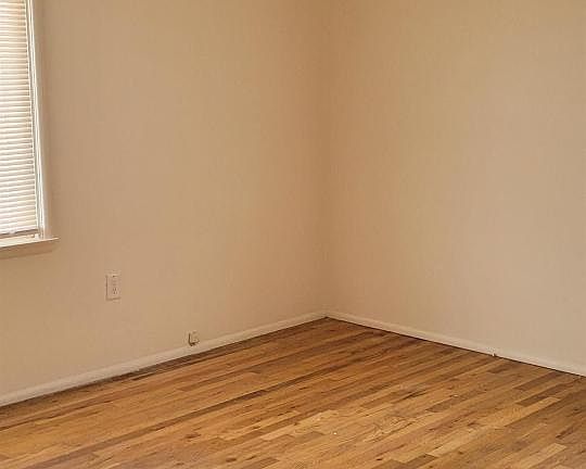 5th image of 562 Holbrook Dr