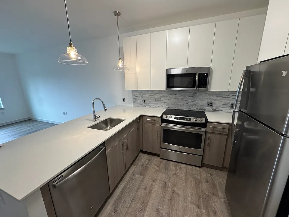 180 Telford St #404