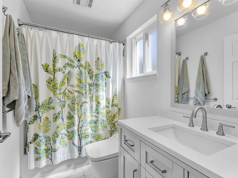 2807 NE Lotno Dr — Photo 11