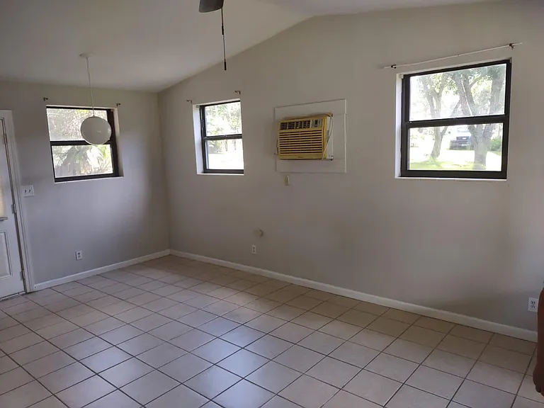 2133 University Blvd S — Photo 11