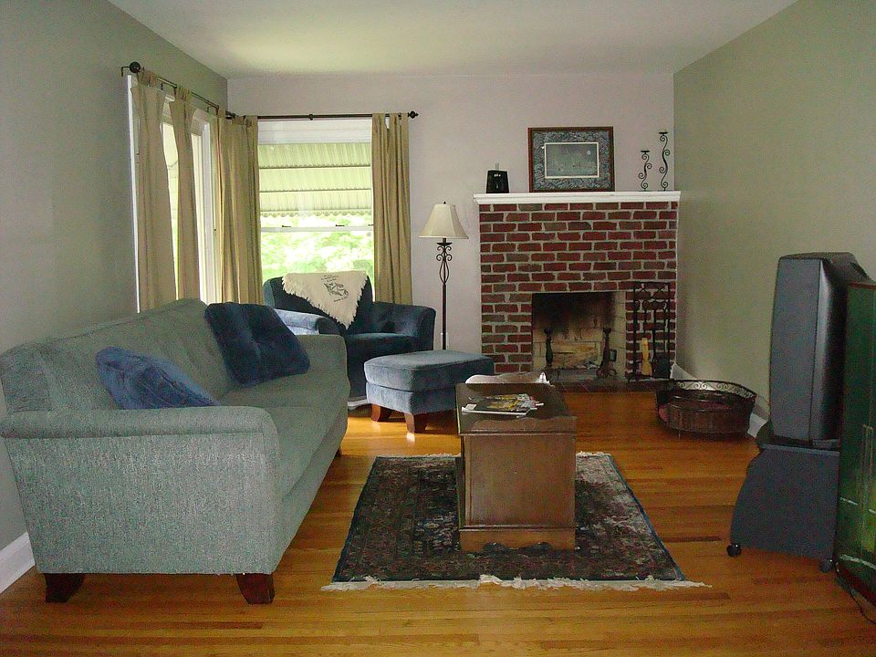 Living Room w/ Fire Place