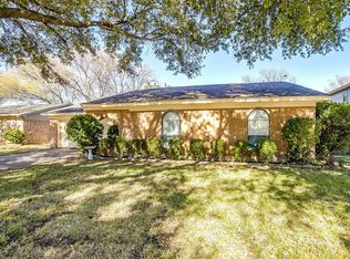 724 Ash St, Burleson, TX 76028
