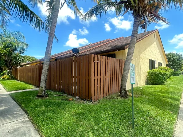 391 Springdale Circle, Palm Springs, FL 33461