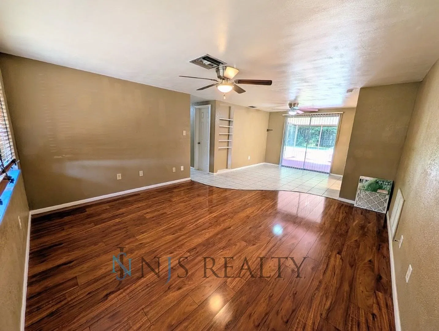 Charming three bedroom with LARGE back yard — Photo 4