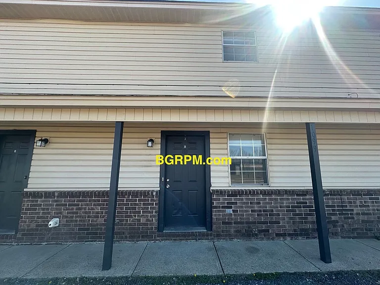 1099 W Elm St — Photo 36