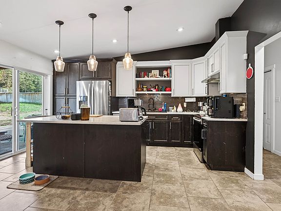 2nd image of 583 Lister Rd