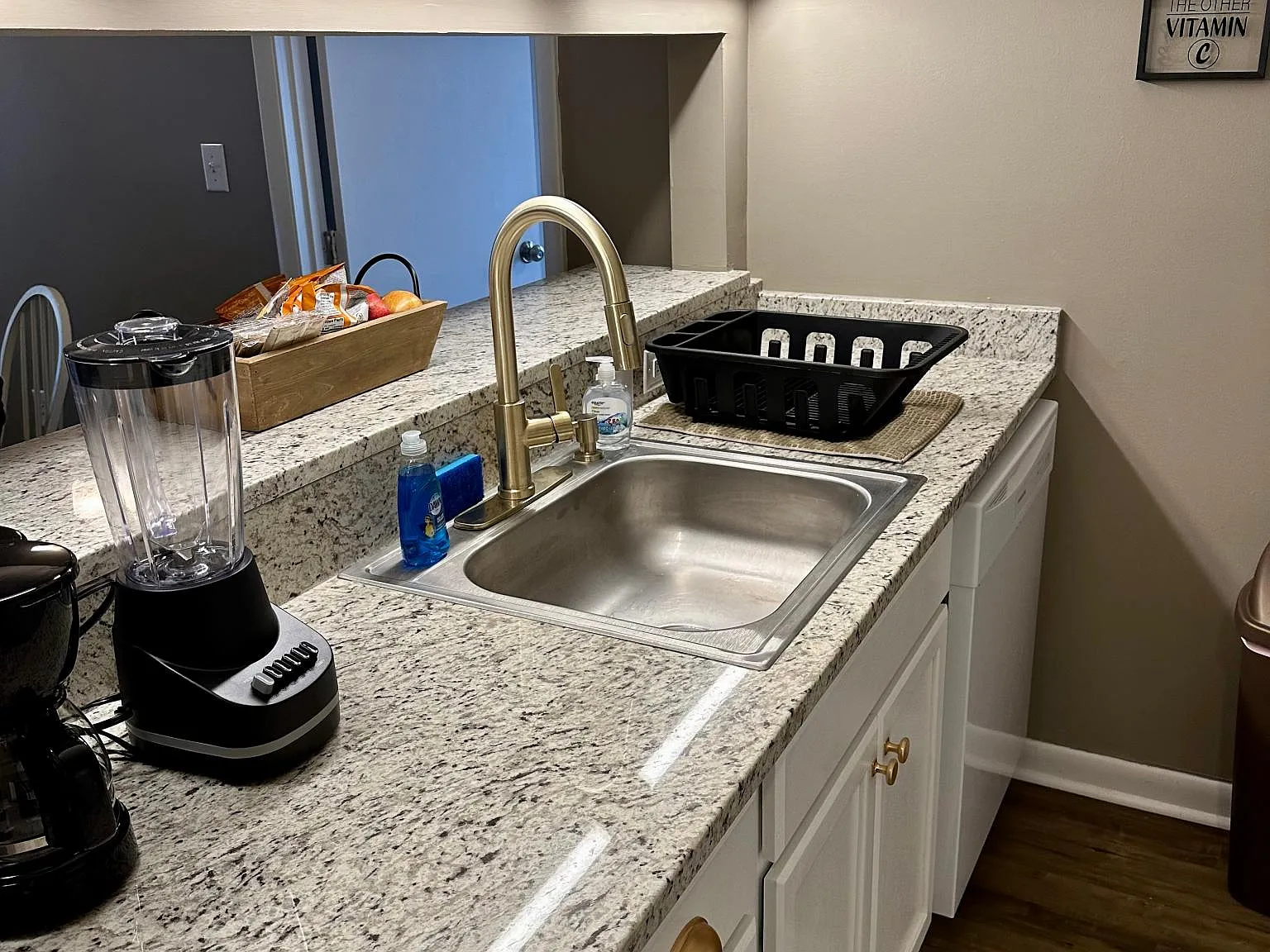 4 bed, 1200 sqft, $3,560 — Photo 2