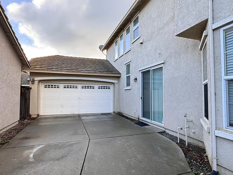 2451 Hanson Dr — Photo 2