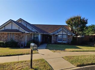 2513 Glenoaks Ct, Bedford, TX 76021