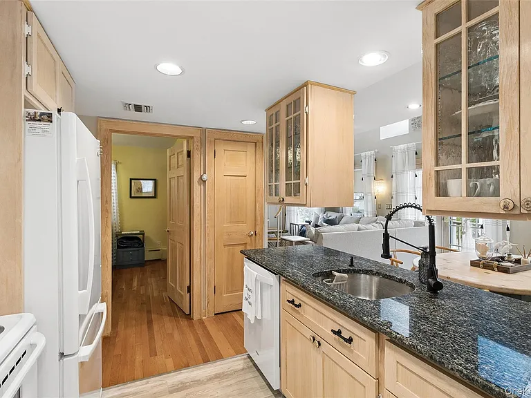 1050 Pine Ave — Photo 13