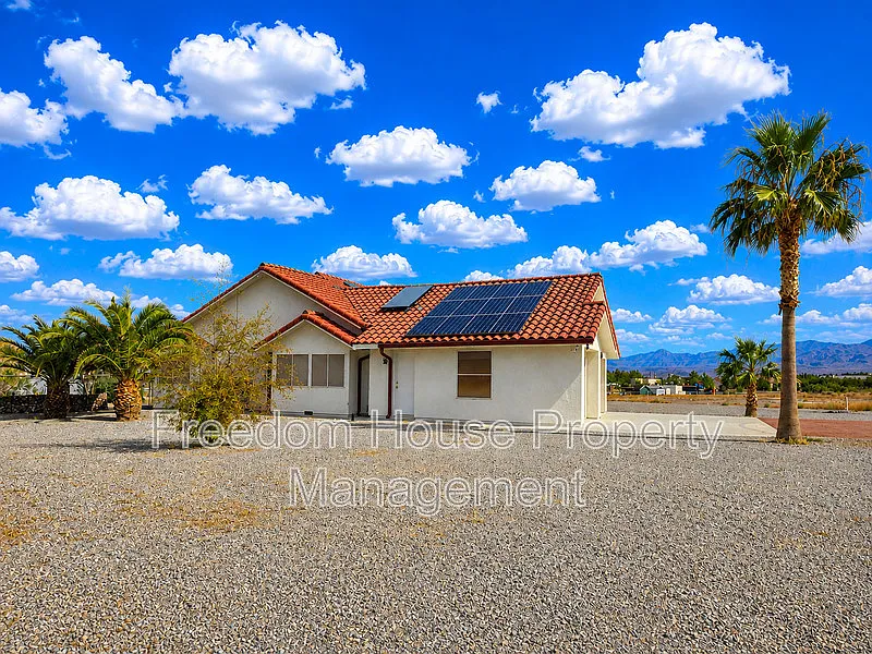 3 bed, 2.0 bath, 2152 sqft, $2,091 — Photo 3