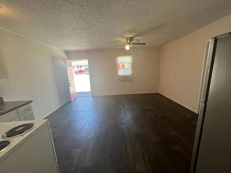 845 Glenn St #A — Photo 4