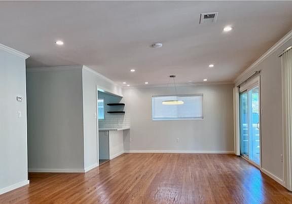 5th image of 220 Waverley St