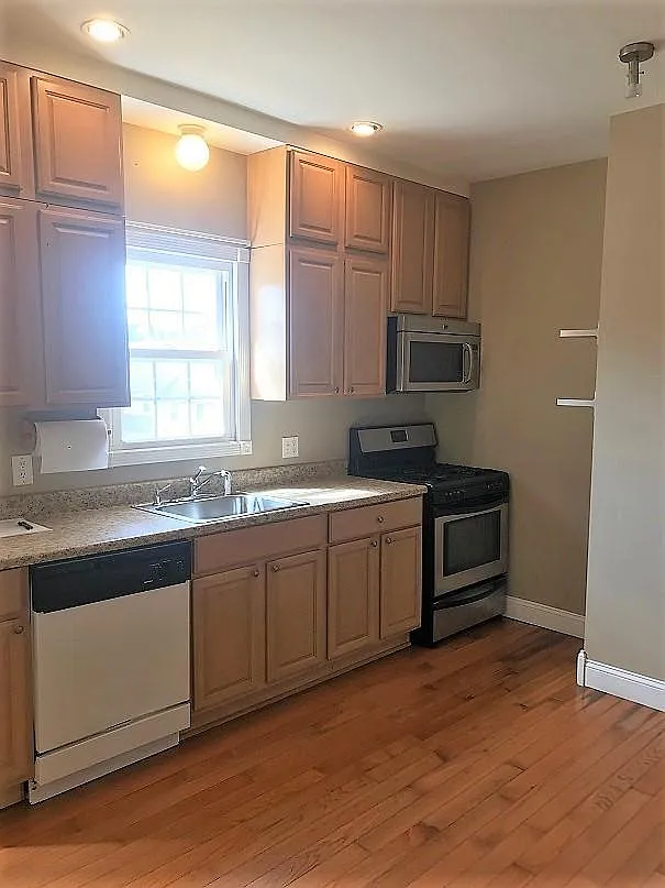 2 bed, 750 sqft, $1,900 — Photo 3