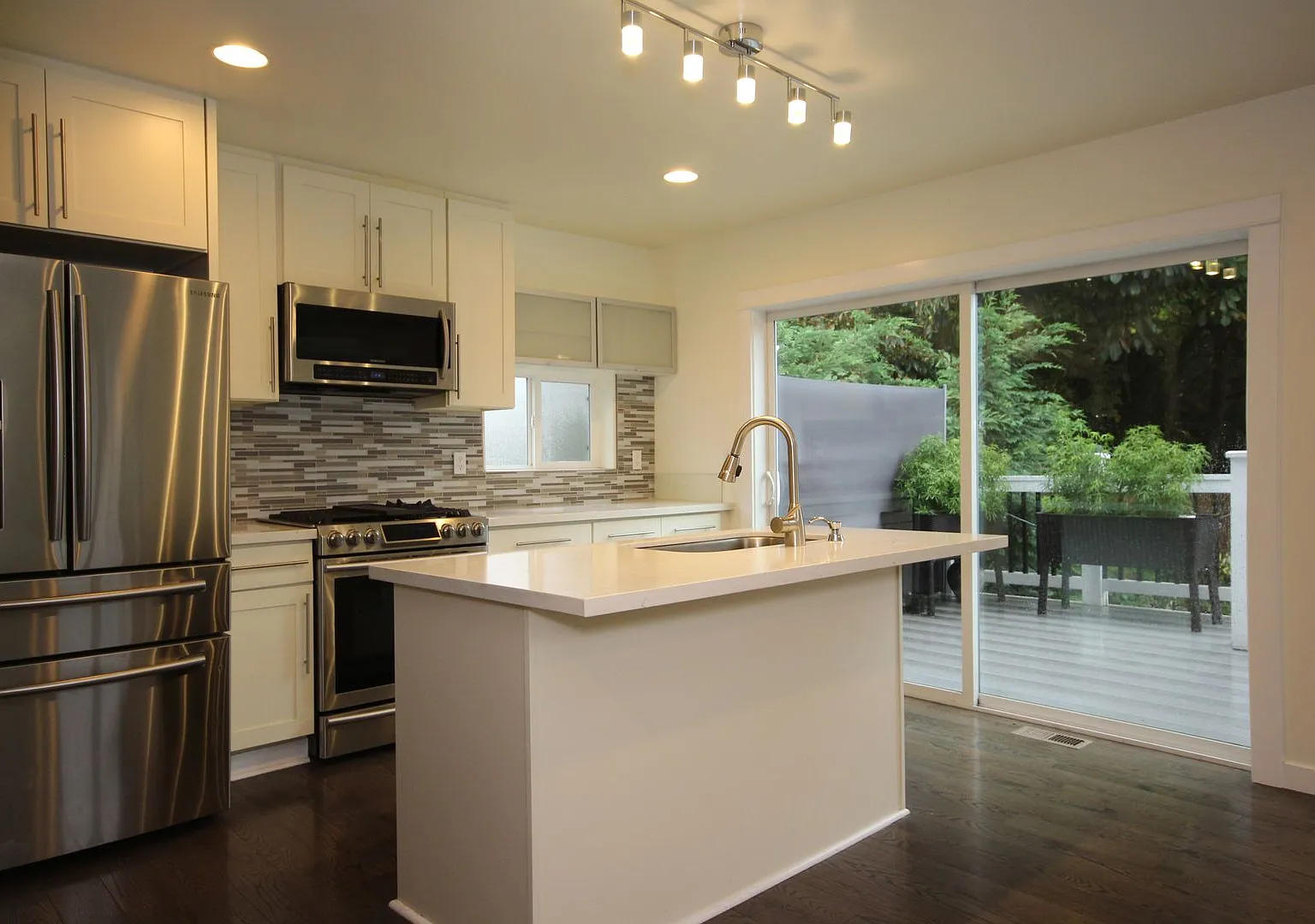 Beautiful 4bd/3.5ba in quiet Rainier Valley — Photo 4