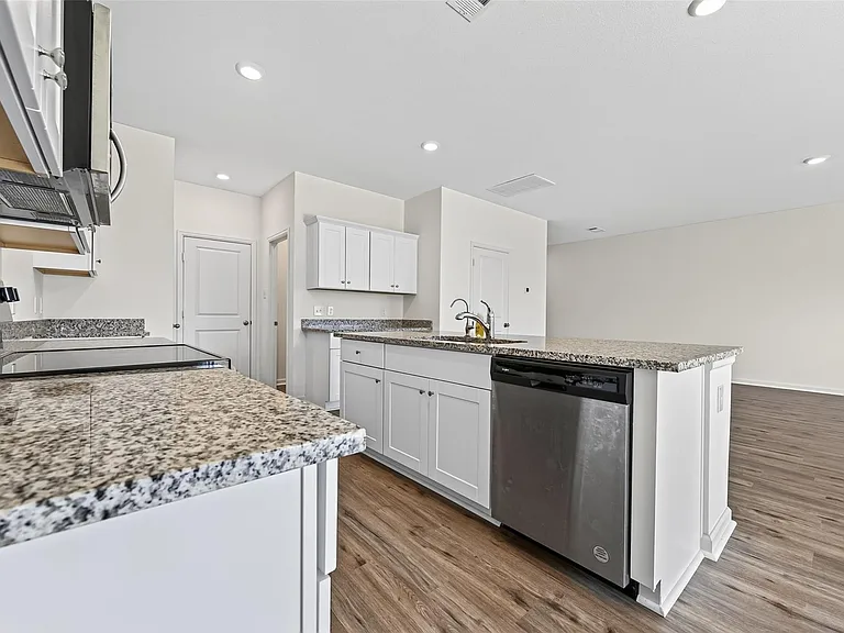 654 Amesbury Rd — Photo 17