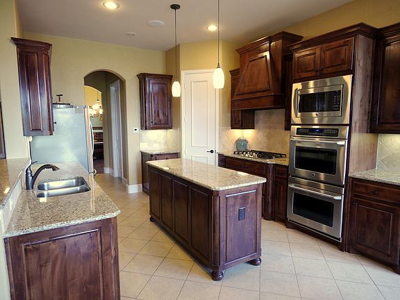2nd image of 1907 Yosemite Ln