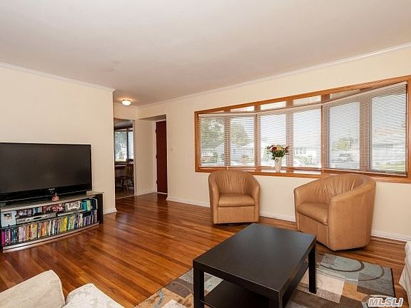4th image of 10 Wellesley Ln