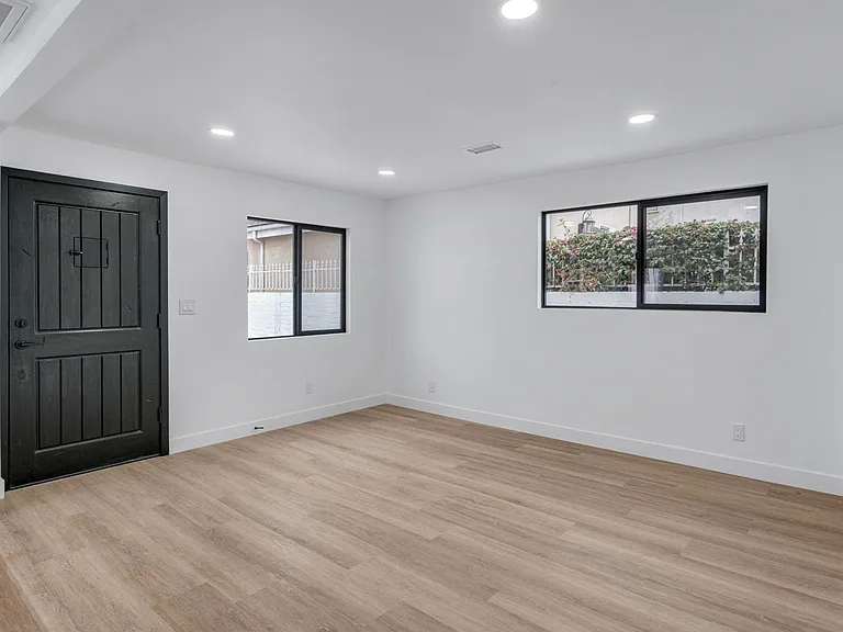 3157 Vera Ave #1/2 — Photo 3