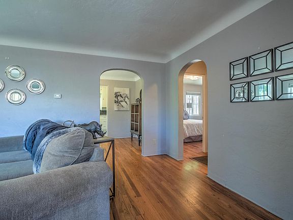 4th image of 807 Girard Blvd NE