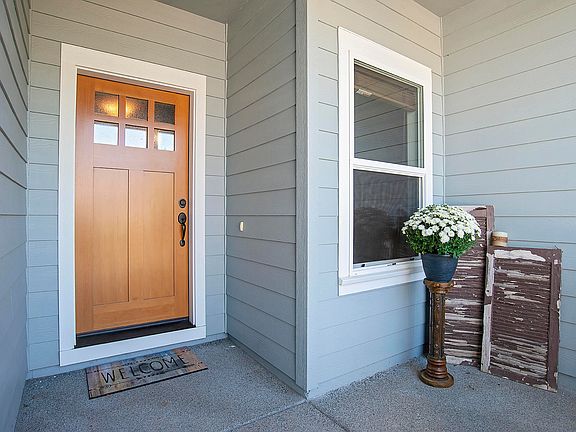 2nd image of 955 Sellwood Dr