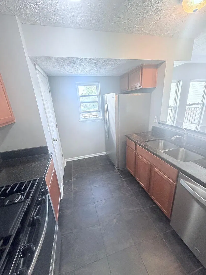Spacious 3-Bedroom Home with 2 Full + 2 Half Baths Vouchers Welcome! — Photo 3