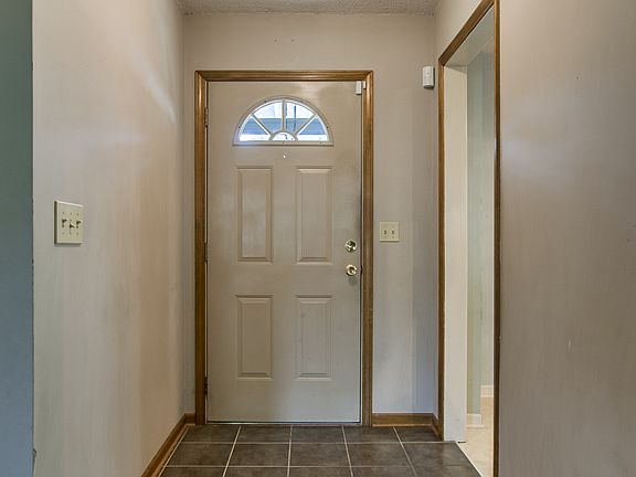 3rd image of 613 NE Country Club Dr