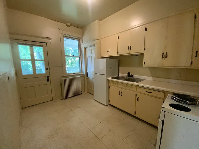 521-523 E 5th St #2 — Photo 3