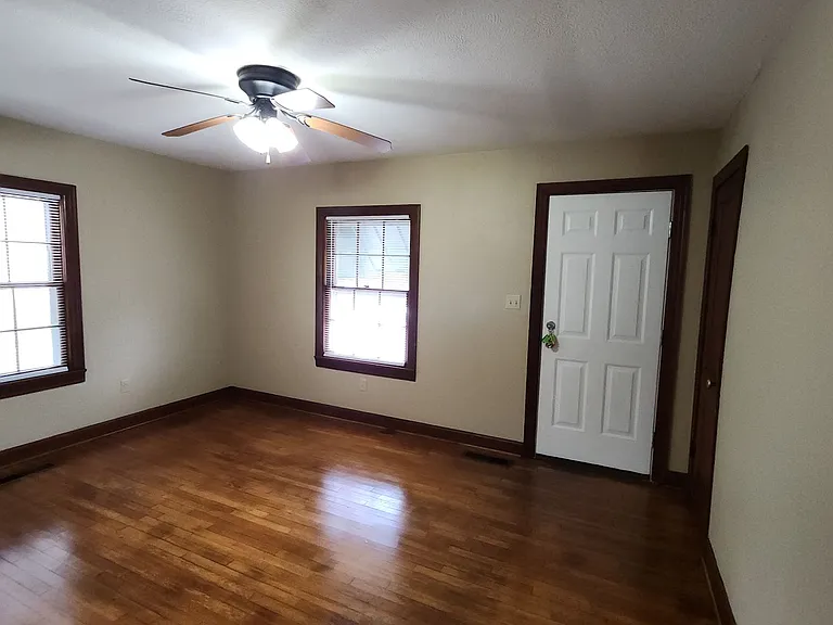 1416 N Detroit Ave — Photo 3