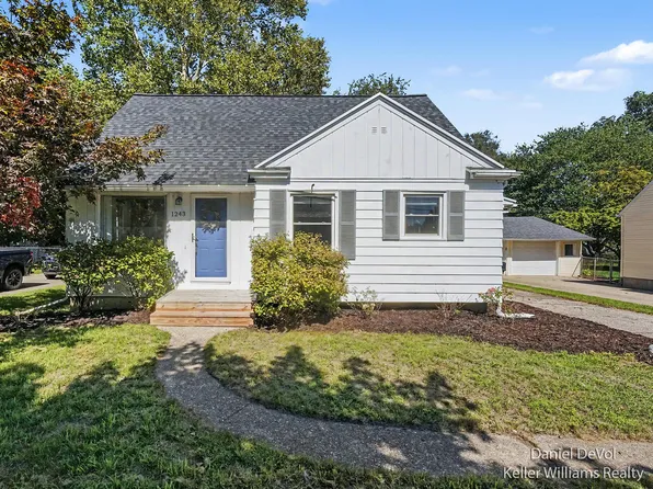 1243 Northlawn St NE, Grand Rapids, MI 49505