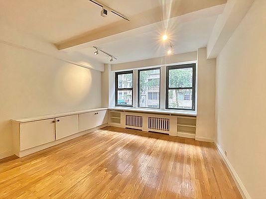 3rd image of 330 E 43rd St #210