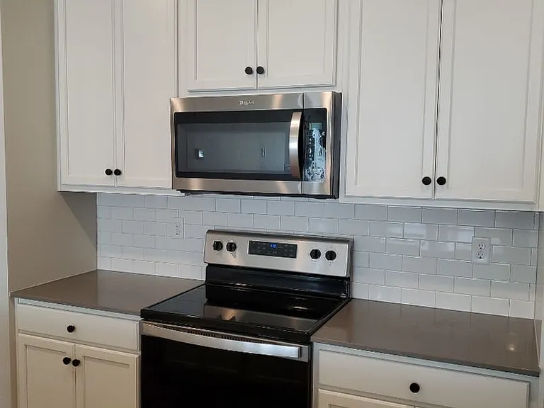 Spacious and Open Condo w/ Modern Finishes — Photo 10