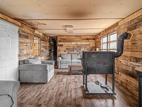 3rd image of 105 Camp Rd