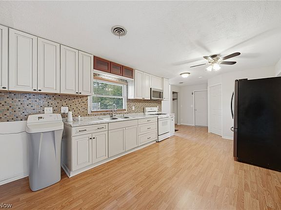 3rd image of 3121 3rd St SE