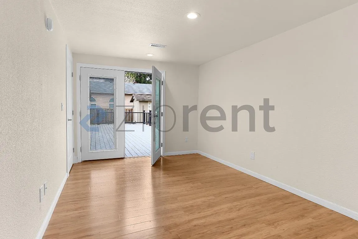 Building Photo - 1413 12th St NE #B