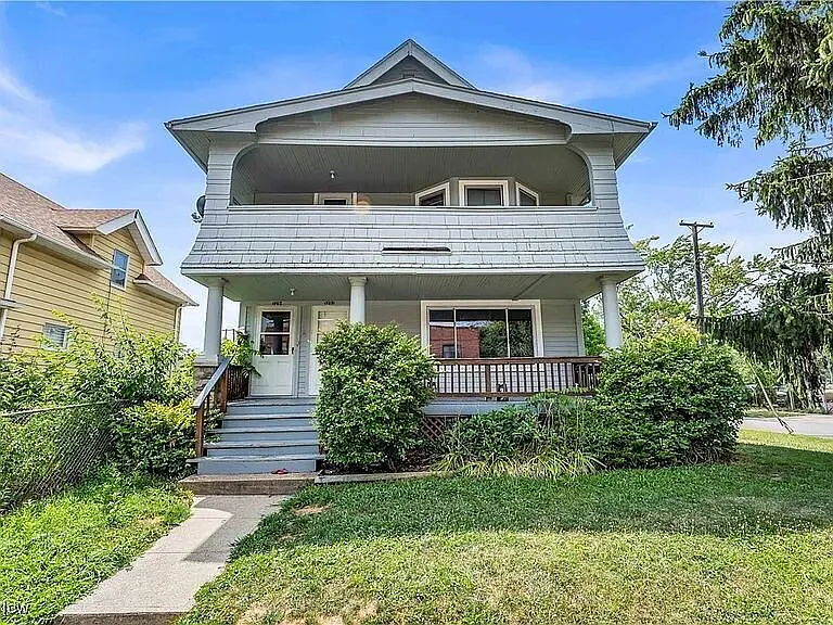2-Bedroom Middle Duplex Unit with Appliances and Off-Street Parking in Cleveland — Photo 1