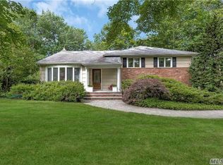 9 Robin Rd, Dix Hills, NY 11746