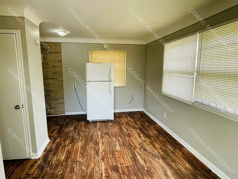 11018 Hayes St — Photo 2
