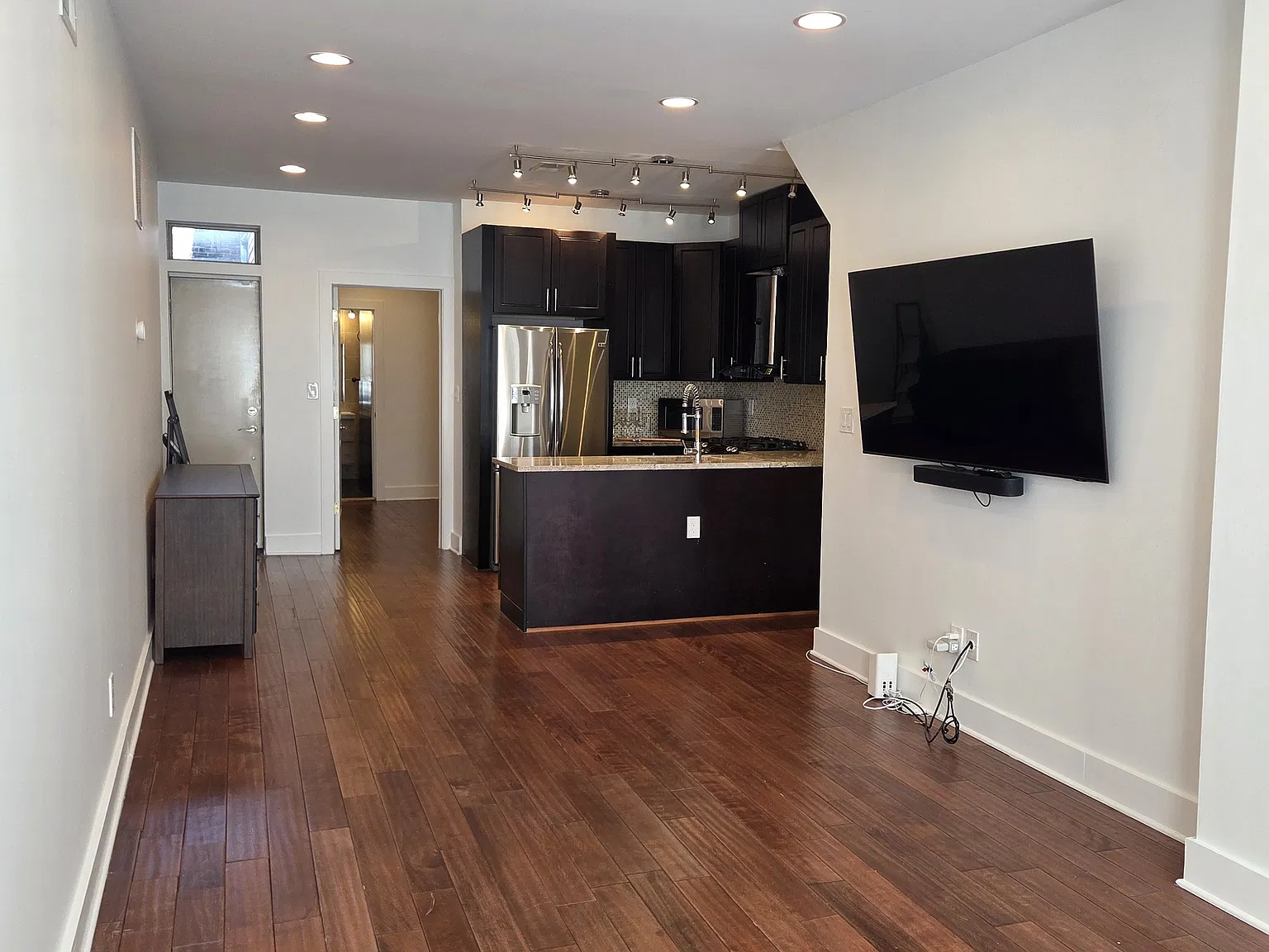 2 bed, 1060 sqft, $2,500 — Photo 2