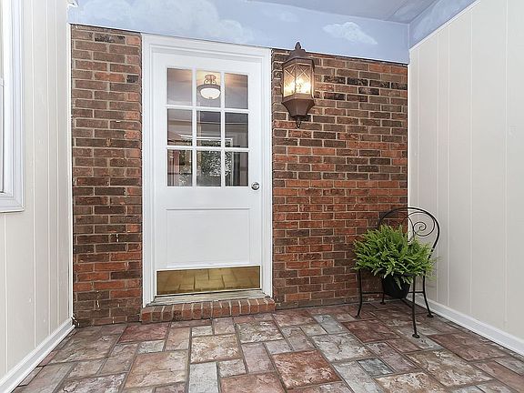 2nd image of 1924 Cloverdale Ct