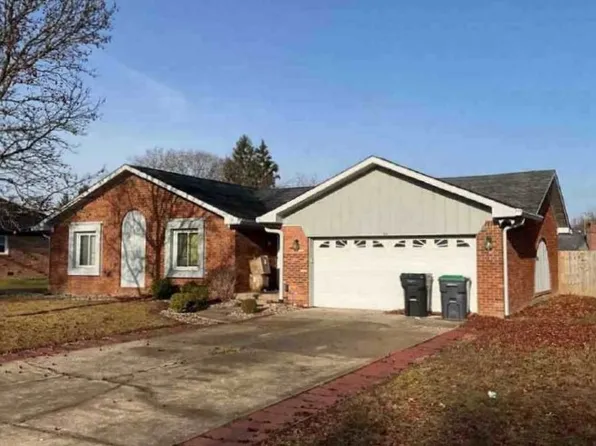 1050 Laguna Ln, Greenwood, IN 46143