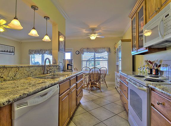 5th image of 820 Marina Dr APT 202