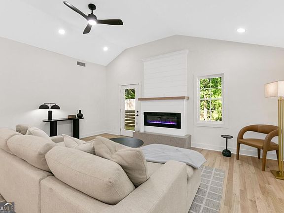 4th image of 3154 Briarcliff Way
