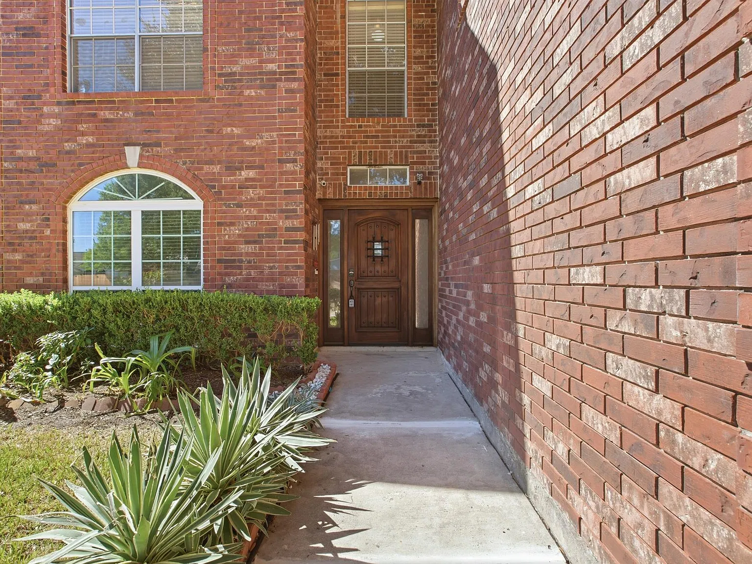 4 bed, 2.5 bath, 2240 sqft, $2,200 — Photo 3